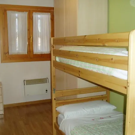 Pirineos Apartment *